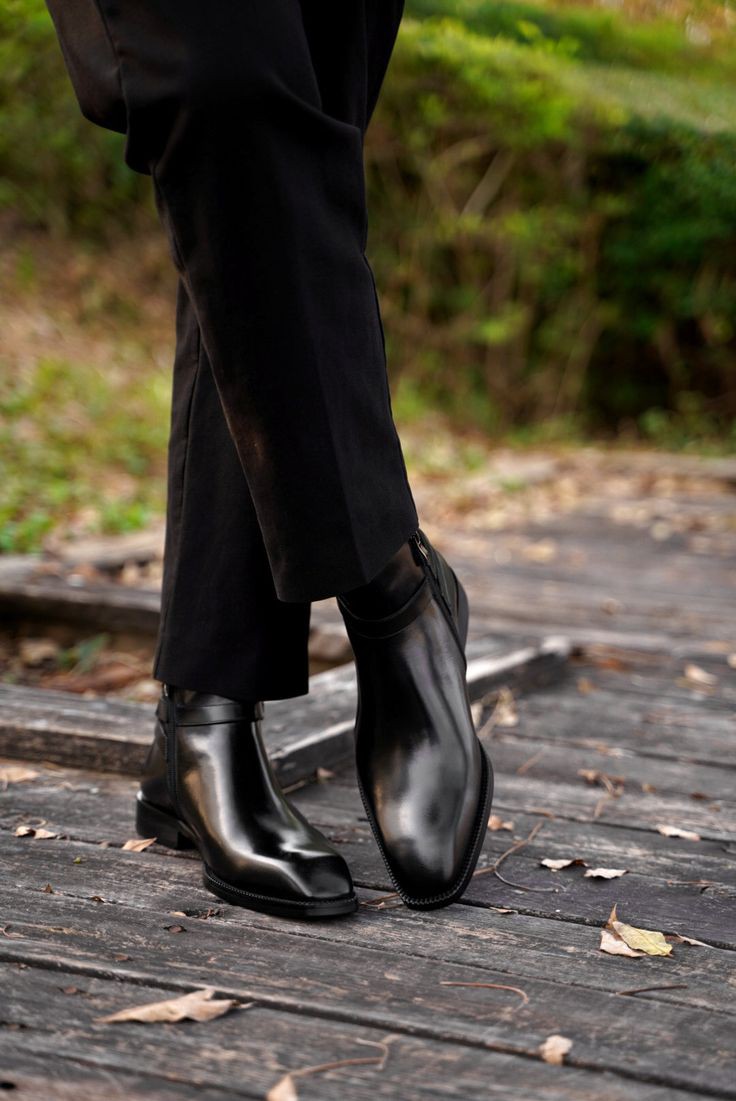 Experience Comfort: Leather Chelsea Boots for Men with Sturdy Sole Support